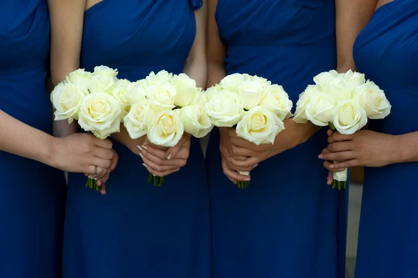 Quattro damigelle che tengono mazzi di fiori di nozze rosa bianca — Foto Stock