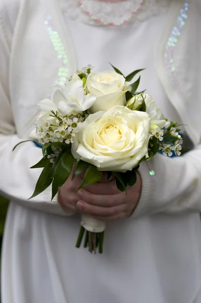 Demoiselle d'honneur ou fleuriste tenant un bouquet de mariage — Photo