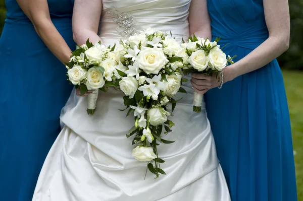 Νύφη και τα παράνυμφων κρατώντας γαμήλιες ανθοδέσμες — Φωτογραφία Αρχείου