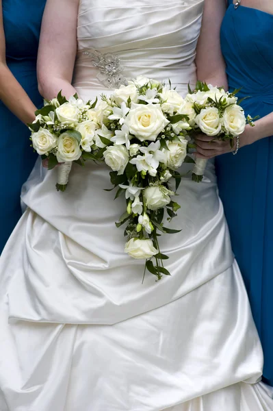 Sposa e damigelle d'onore in possesso di bouquet da sposa — Foto Stock