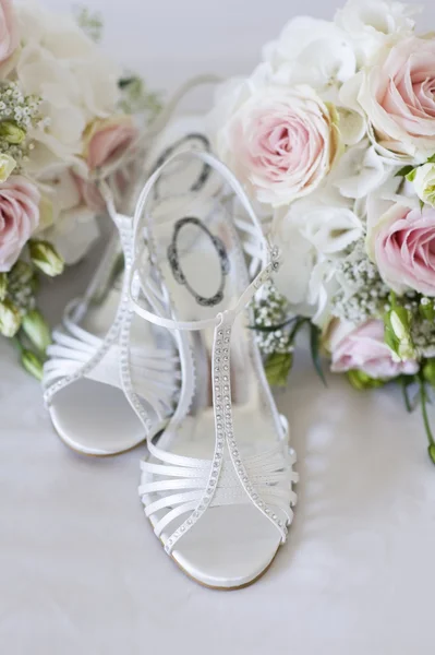 Bruiloft boeket en schoenen niemand — Stockfoto