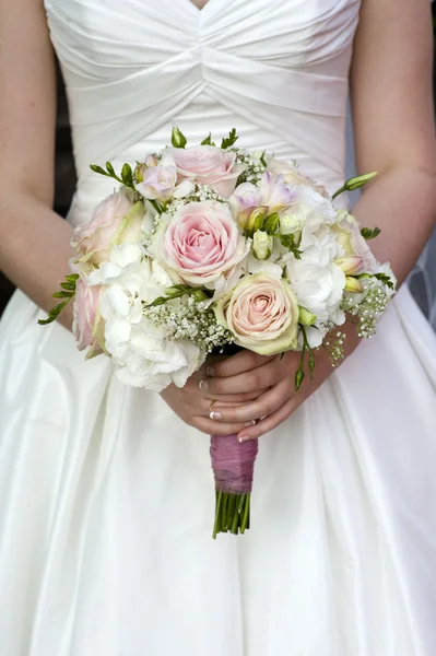 Bride holding a bouquet of wedding flowers — Stock Photo, Image