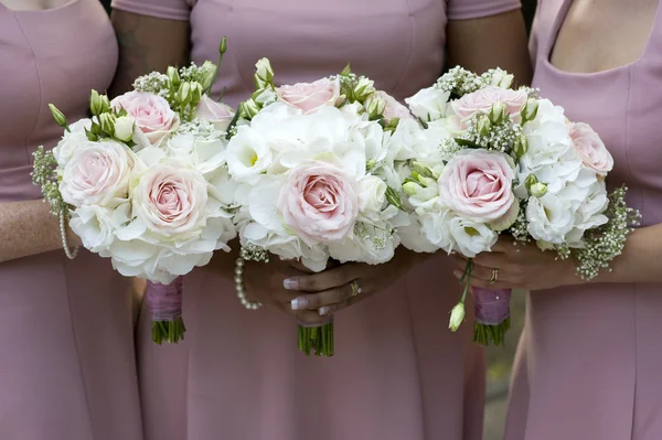 Tre damigelle d'onore che tengono bouquet di nozze — Foto Stock