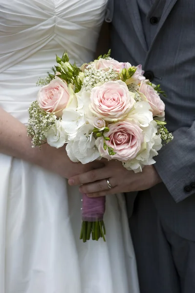 Noiva e noivo segurar buquê de casamento — Fotografia de Stock