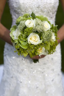 Gelin elinde bir buket düğün çiçeği