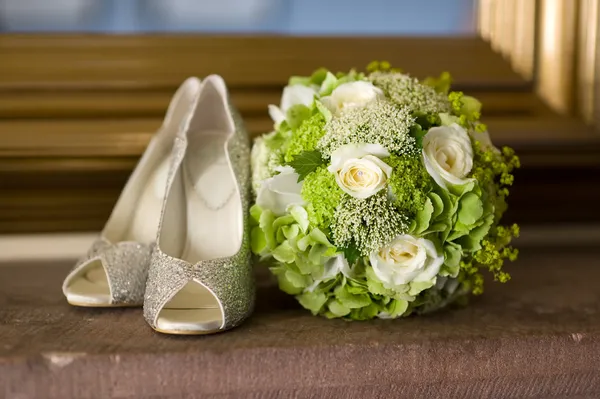 Bruiloft schoenen en bloemen boeket — Stockfoto