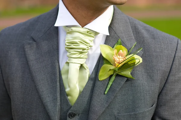 Novio con ojal de orquídea en la boda —  Fotos de Stock