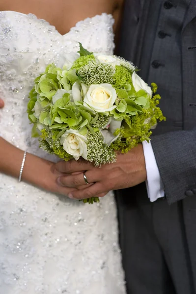 Noiva e noivo com buquê de casamento — Fotografia de Stock