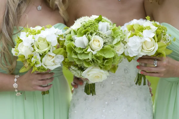 Bruidsmeisjes in het groen met bruiloft boeket — Stockfoto