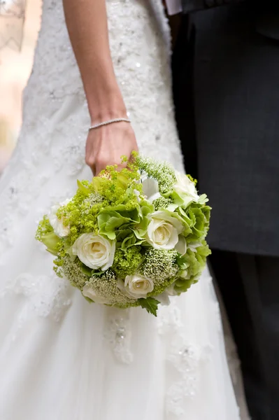 Gelin elinde düğün çiçekleri — Stok fotoğraf