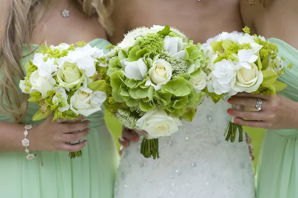 Dama de honra em verde com buquê de casamento Fotografia De Stock