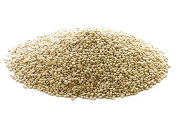 Tas de grains de quinoa isolés — Photo