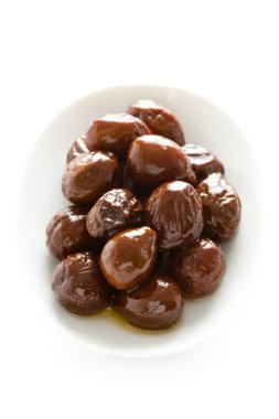 izole bir tabak üzerine konserve kuru erik