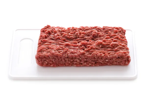 Мясо говядины на белой доске изолированы — стоковое фото