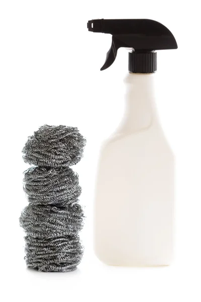 Limpieza botella de spray y almohadillas de fregado aislados —  Fotos de Stock