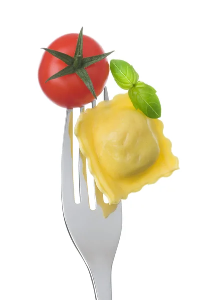 Ravioli pasta tomat och basilika på gaffel mot vit bakgrund — Stockfoto