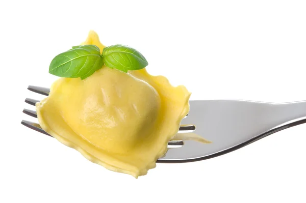 Parcelle de pâtes ravioli et garniture de basilic sur fond blanc fourchette — Photo