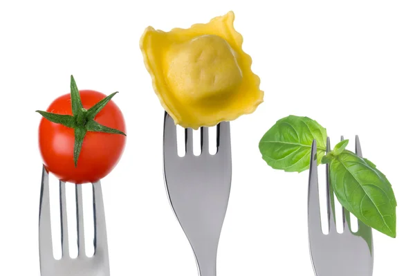 Ravioli pasta basilika och tomat — Stockfoto