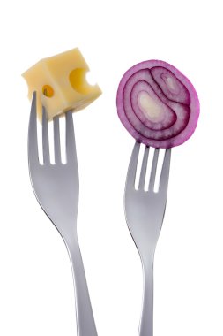 Kırmızı soğan ve çatal karşı beyaz peynir