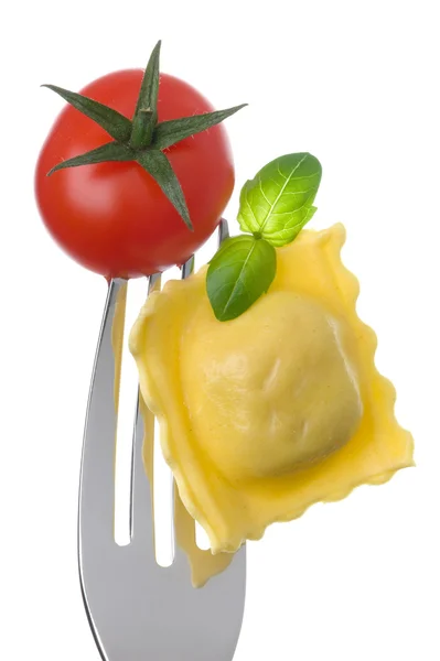 Ravioli pasta tomat och basilika på gaffel mot vit bakgrund — Stockfoto