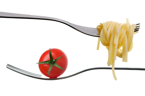 Spaghetti och tomatsås på gaffel vit bakgrund — Stockfoto