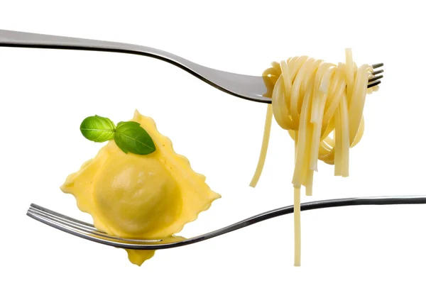 Пакунок з макаронами Равіолі та спагетті на білому тлі виделки — стокове фото