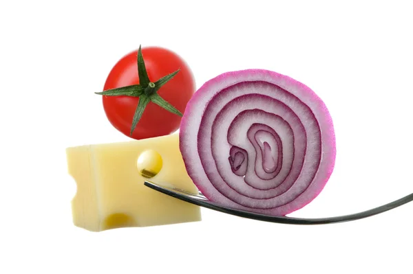 Cebolla con queso y tomate en tenedores contra blanco —  Fotos de Stock