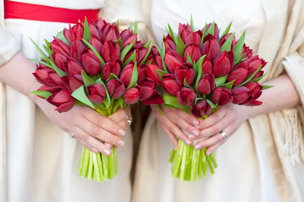 Rode tulip huwelijk boeketten — Stockfoto