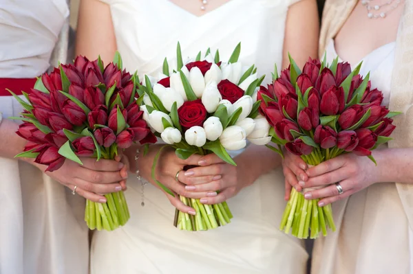 Tulipa vermelha e branca e buquês de casamento rosa — Fotografia de Stock