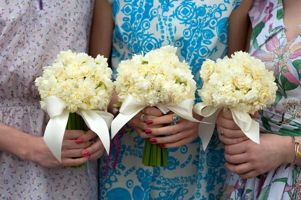 Trois bouquets de mariage jonquille détenus par des demoiselles d'honneur — Photo