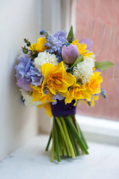 Menyasszonyi csokor-tavaszi virágok — Stock Fotó