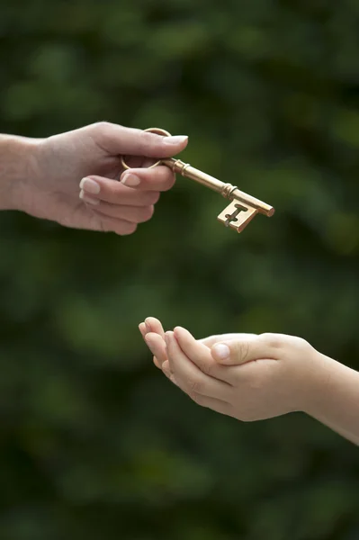 Mani adulte chiave per il bambino — Foto Stock