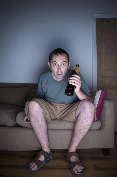 Homme regarder la télévision dans l'incrédulité — Photo