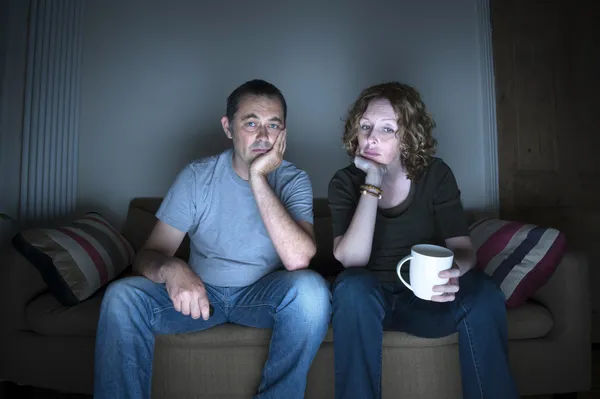 Couple watching television bored — Stock Photo, Image