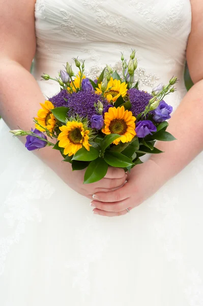 Mariée tenant un bouquet de tournesol — Photo