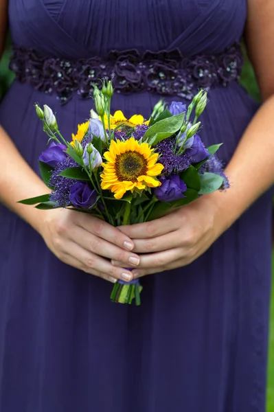 Demoiselle d'honneur avec bouquet de tournesol — Photo