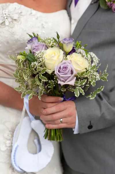 Novia y novio celebrando un ramo de bodas —  Fotos de Stock