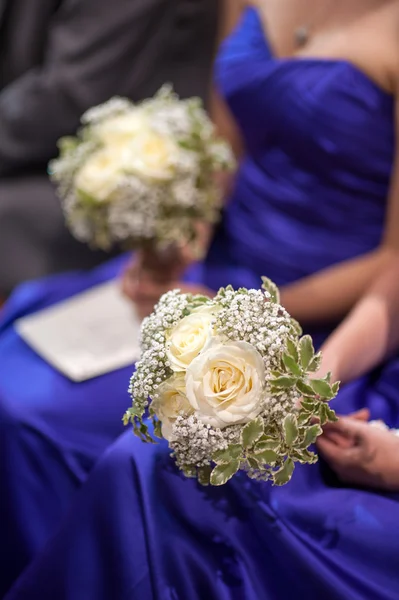 Подружки нареченої тримають весільні букети — стокове фото
