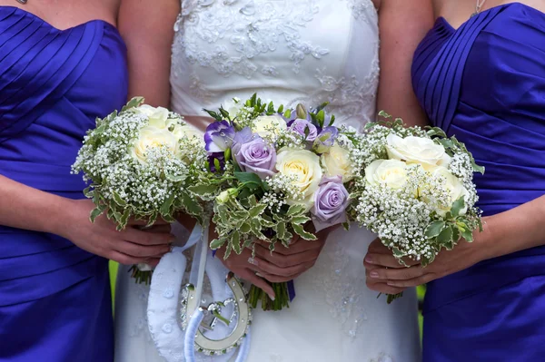 Bride and bridesmaids with wedding bouquets — Stock Photo, Image