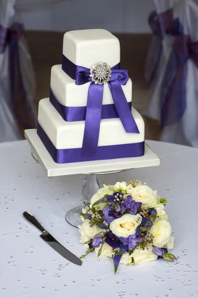 wedding cake and bouquet purple