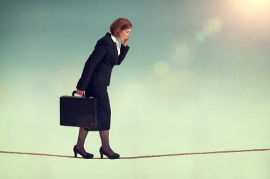 Cambaz ipinde yürümek emin iş kadını