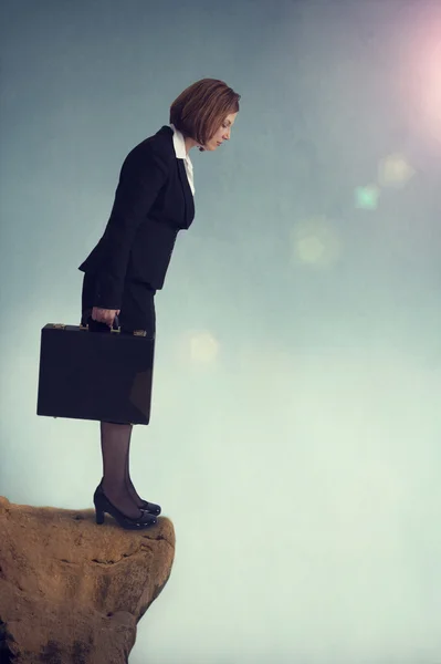 Mujer de negocios en el borde — Foto de Stock