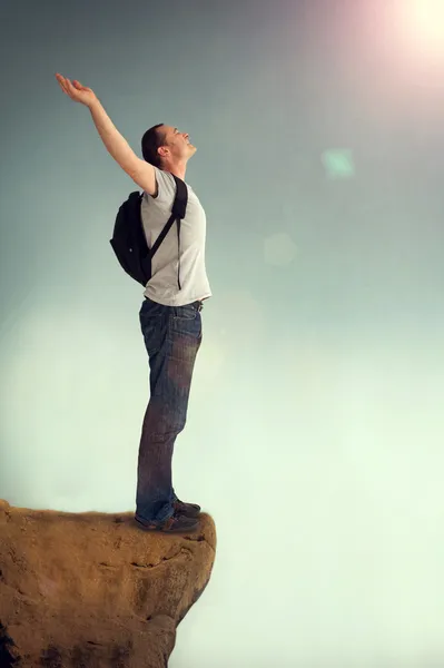 Alegre homem armas aloft dando louvor — Fotografia de Stock