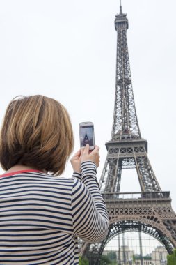 paris bir cep telefonu kullanarak kadın fotoğraf, Eyfel Kulesi