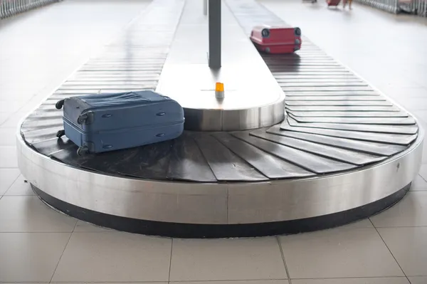 Carrossel de bagagem do aeroporto — Fotografia de Stock