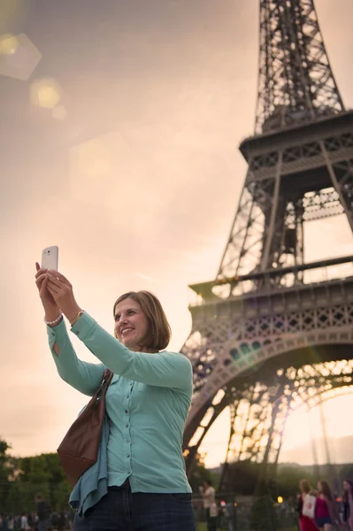 Mature woman taking a selfie with the eiffel tower paris — Stock Photo, Image