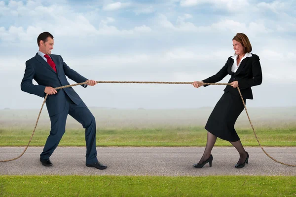 Empresario y mujer tirón de la guerra — Foto de Stock