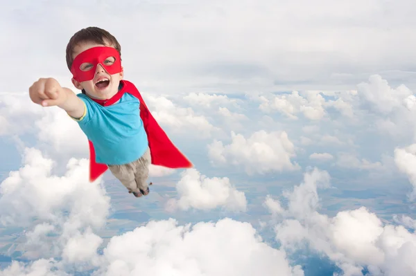 Niño superhéroe volando — Foto de Stock