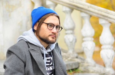 Altın sonbahar keyfi ağaç üzerinde rahatlatıcı adam portresi sezon sonbahar