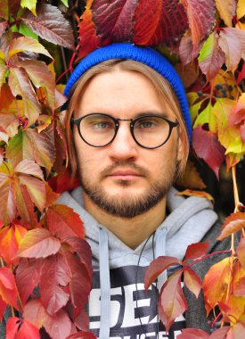 Altın sonbahar keyfi ağaç üzerinde rahatlatıcı adam portresi sezon sonbahar